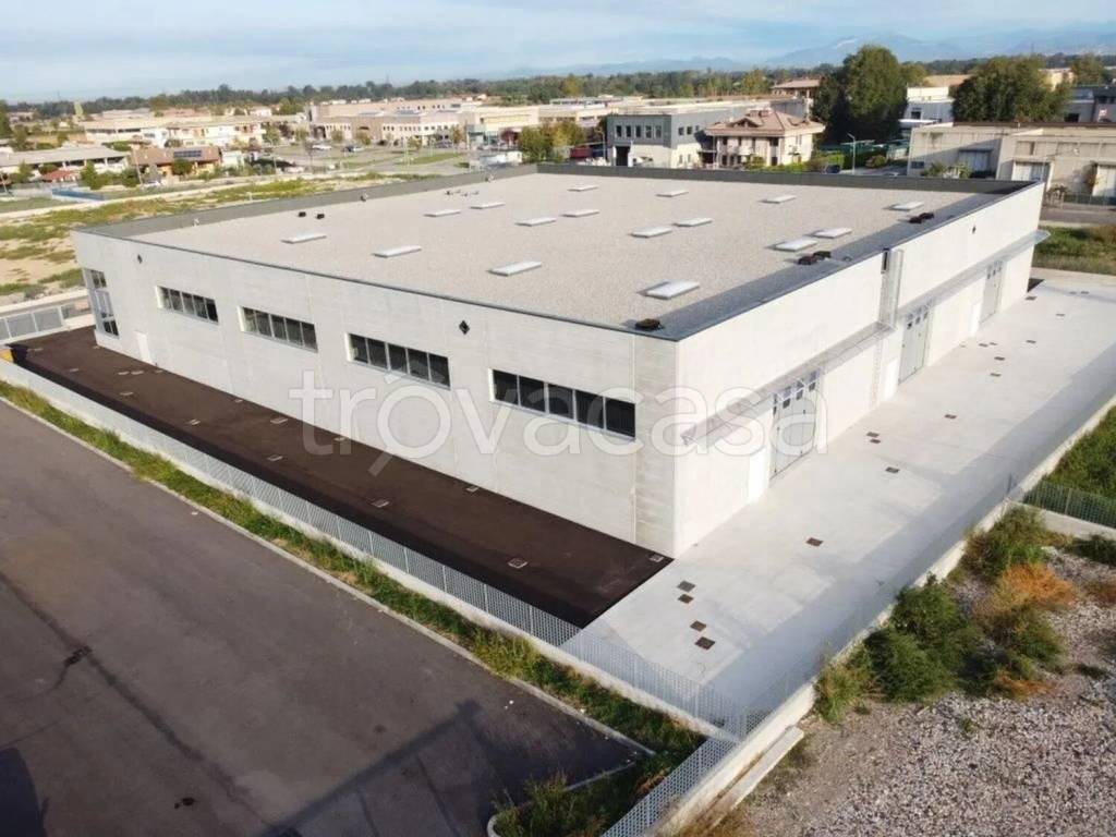 locale commerciale in affitto a Romano di Lombardia