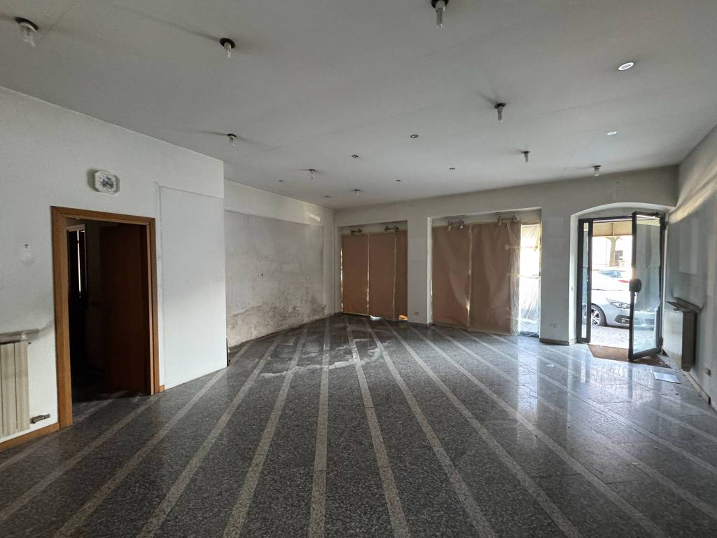 negozio in affitto a Romano di Lombardia