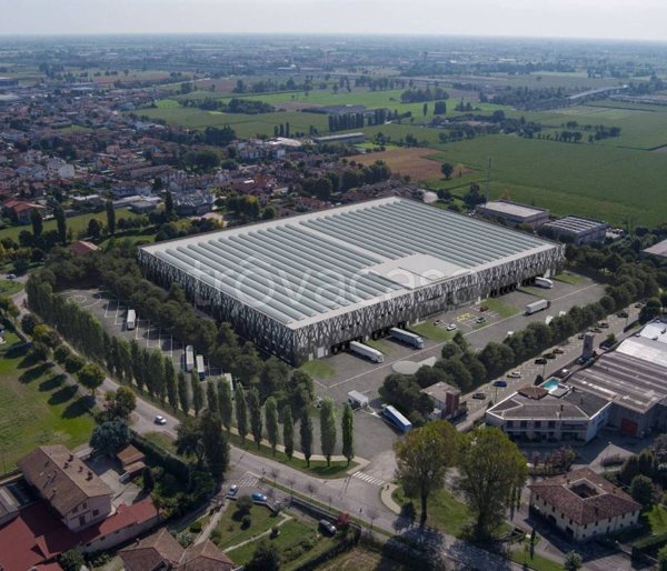 locale commerciale in affitto a Romano di Lombardia