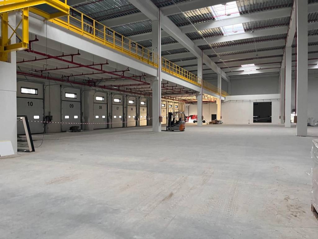 locale commerciale in affitto a Romano di Lombardia