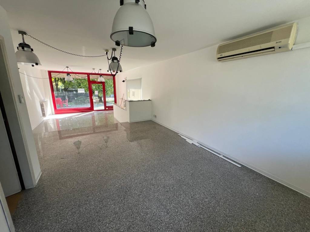 negozio in affitto a Romano di Lombardia