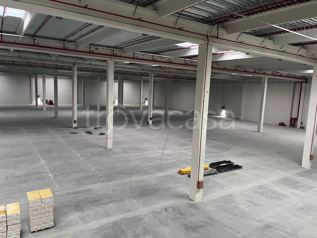 locale commerciale in affitto a Romano di Lombardia in zona Cappuccini