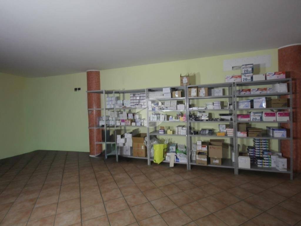 negozio in affitto a Romano di Lombardia in zona Piscine