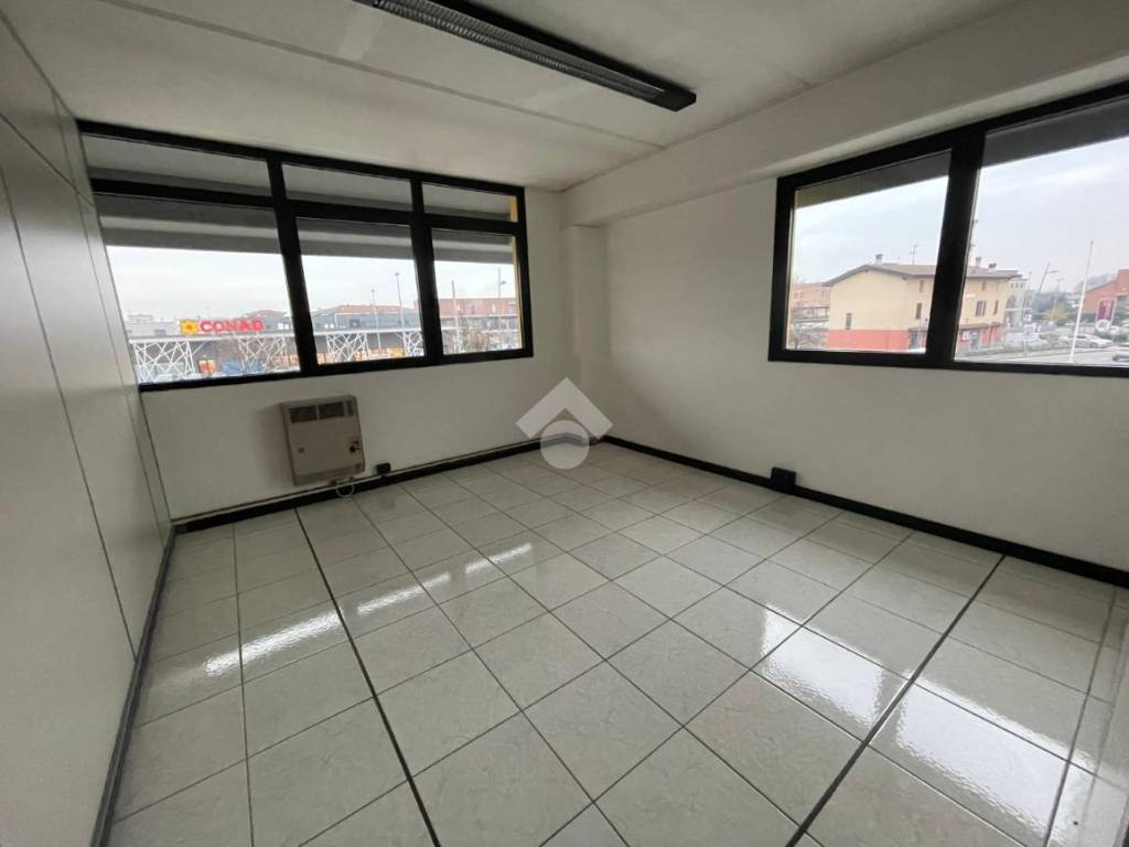 ufficio in affitto a Romano di Lombardia in zona Piscine