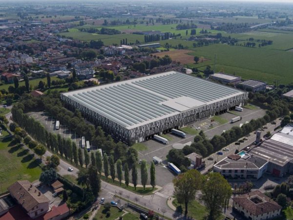 locale commerciale in affitto a Romano di Lombardia