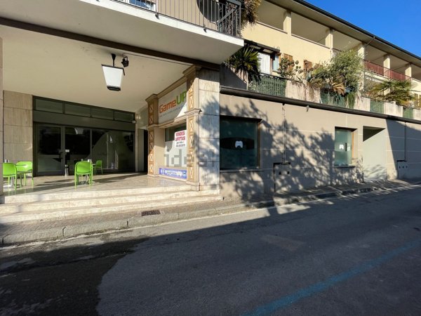 locale commerciale in affitto a Sarnico
