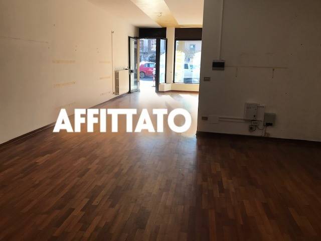 negozio in affitto a Sarnico in zona Rudello