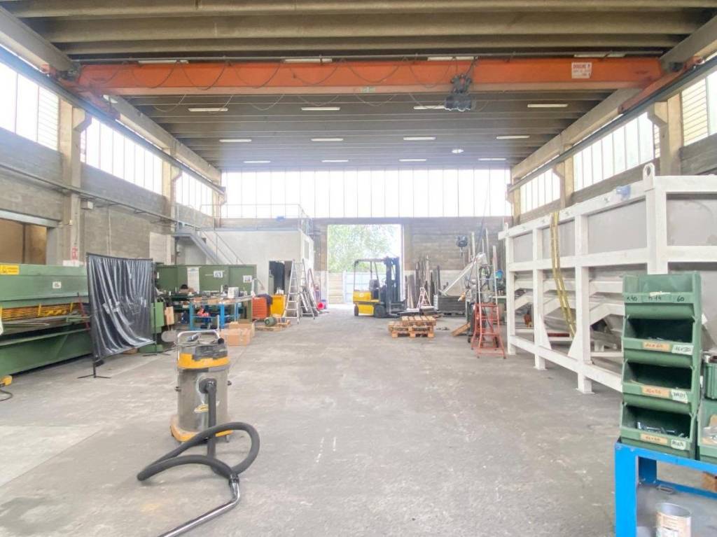 locale commerciale in affitto a Seriate