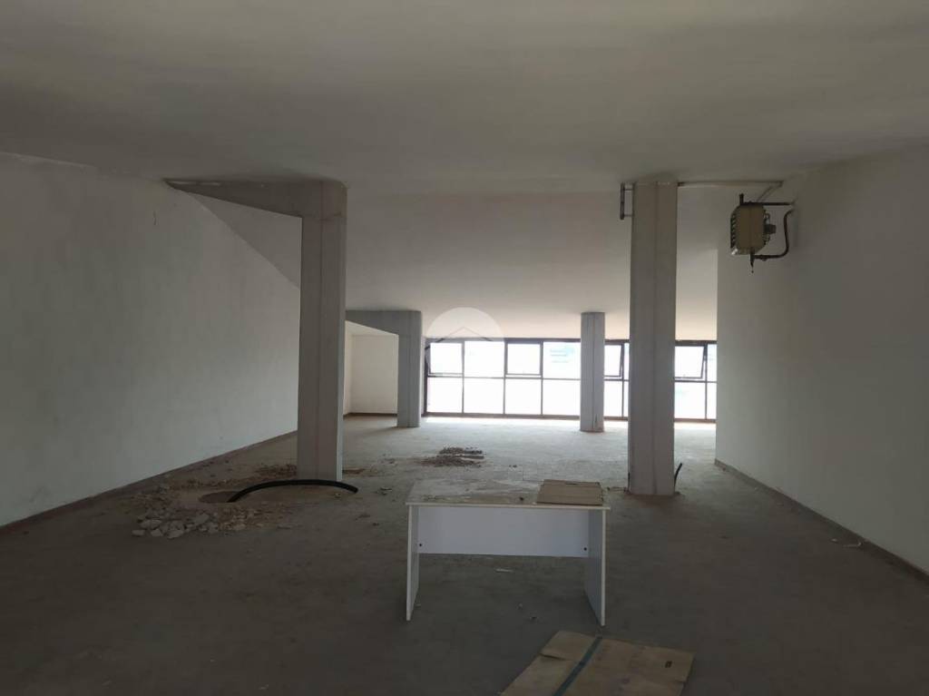 locale commerciale in affitto a Seriate