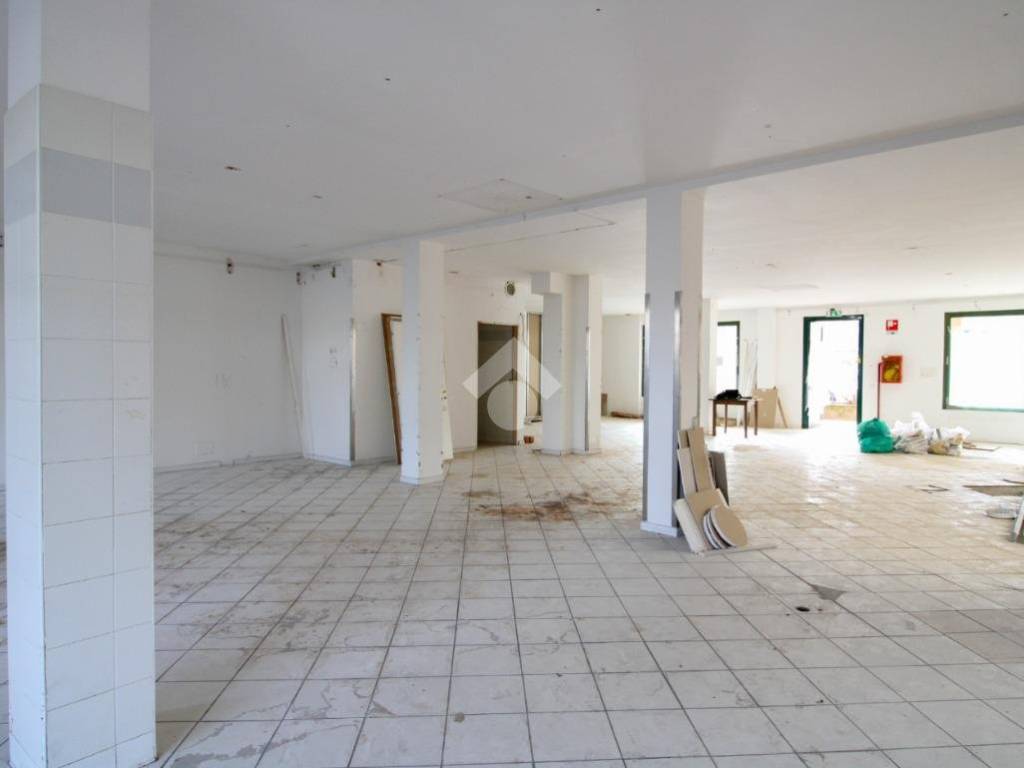 negozio in affitto a Stezzano