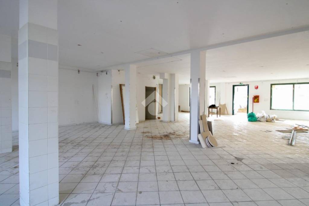negozio in affitto a Stezzano