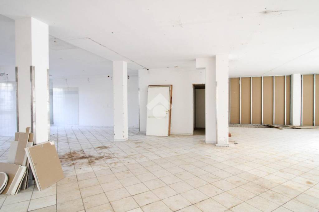 negozio in affitto a Stezzano