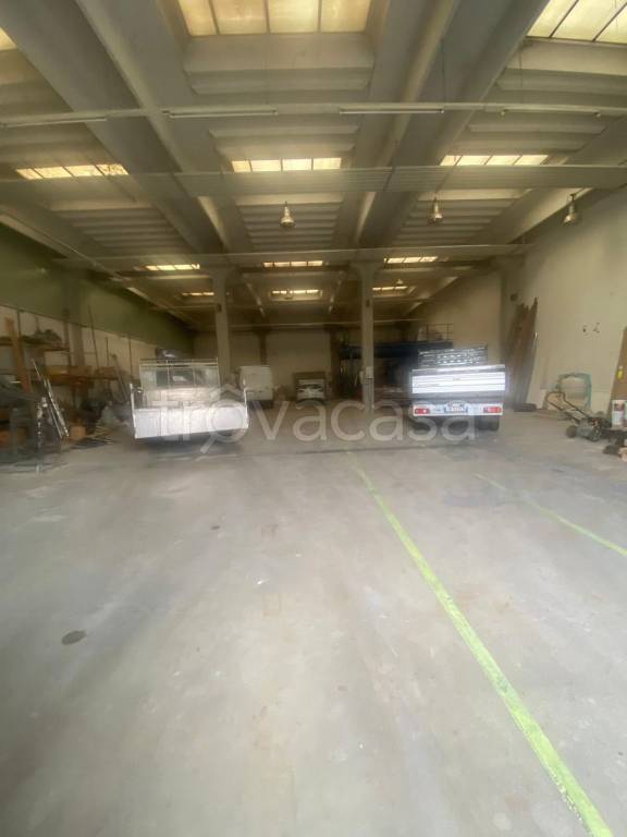 locale commerciale in affitto a Stezzano