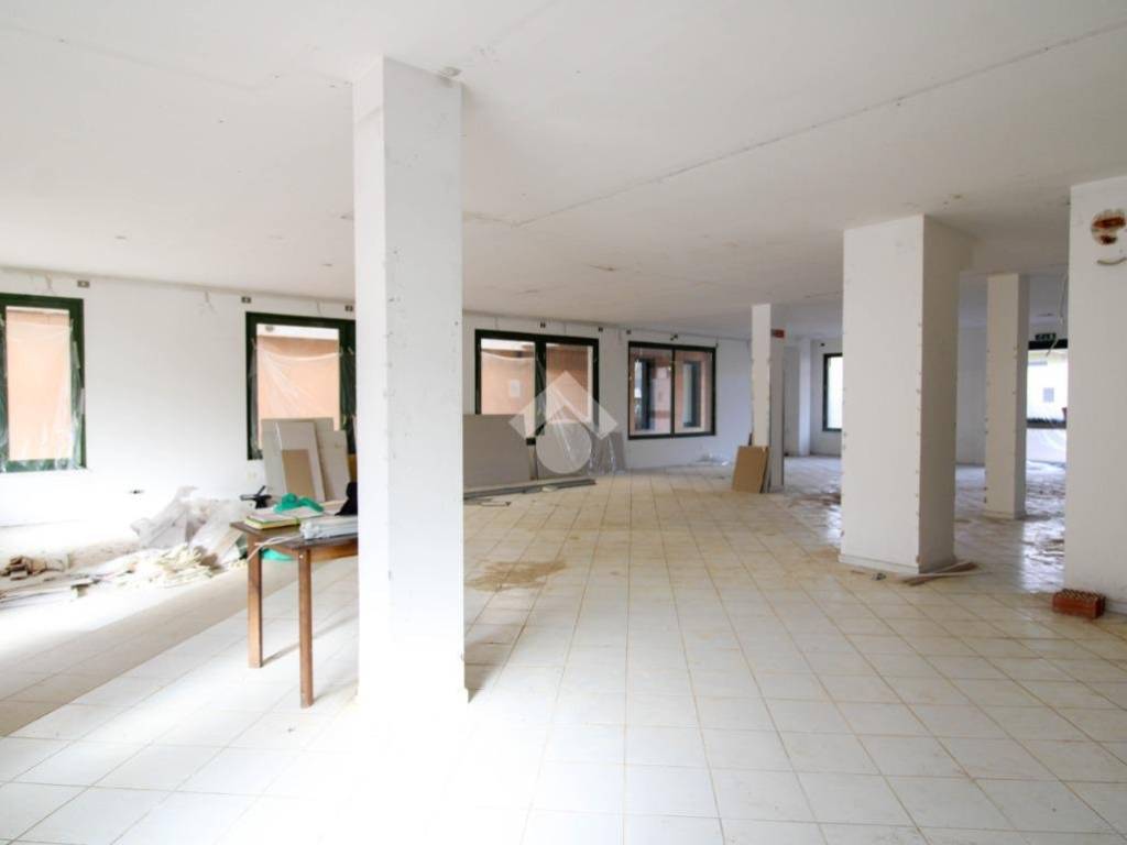 negozio in affitto a Stezzano