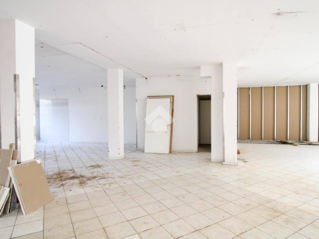 negozio in affitto a Stezzano