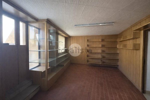 locale commerciale in affitto a Stezzano