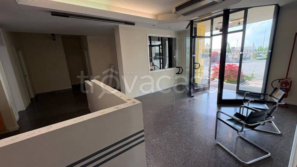 negozio in affitto a Stezzano