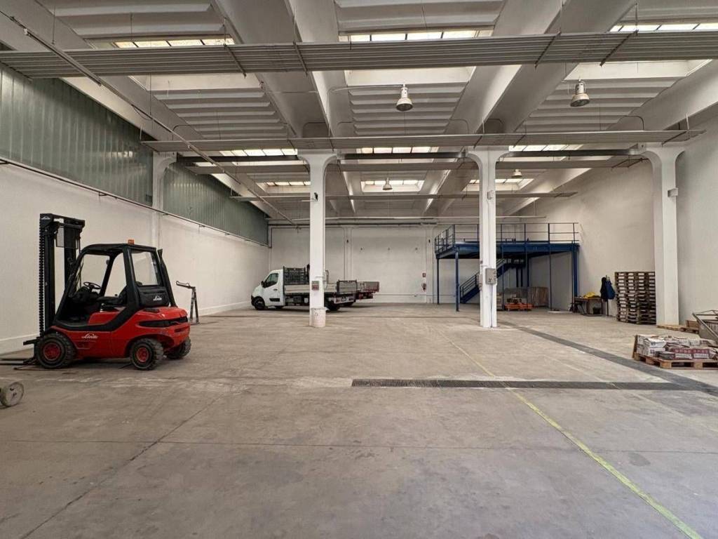 locale commerciale in affitto a Stezzano