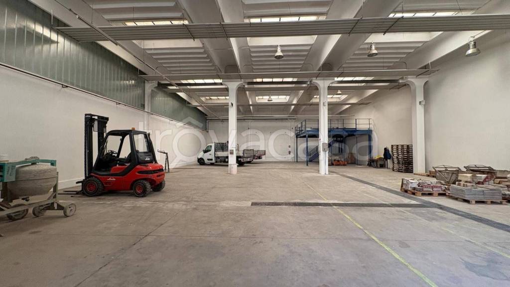 locale commerciale in affitto a Stezzano