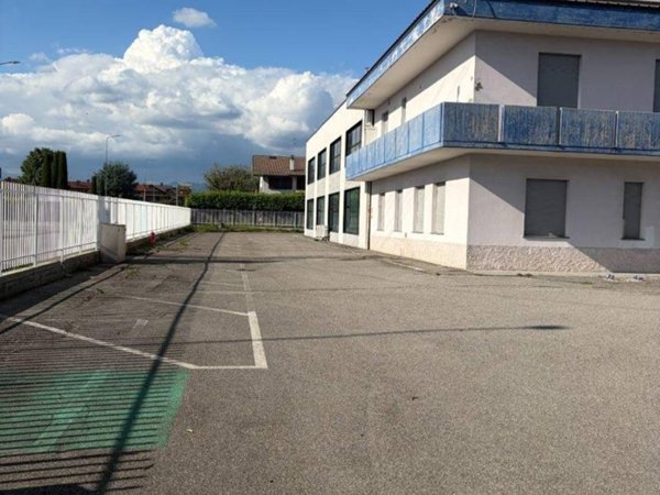 locale commerciale in affitto a Stezzano