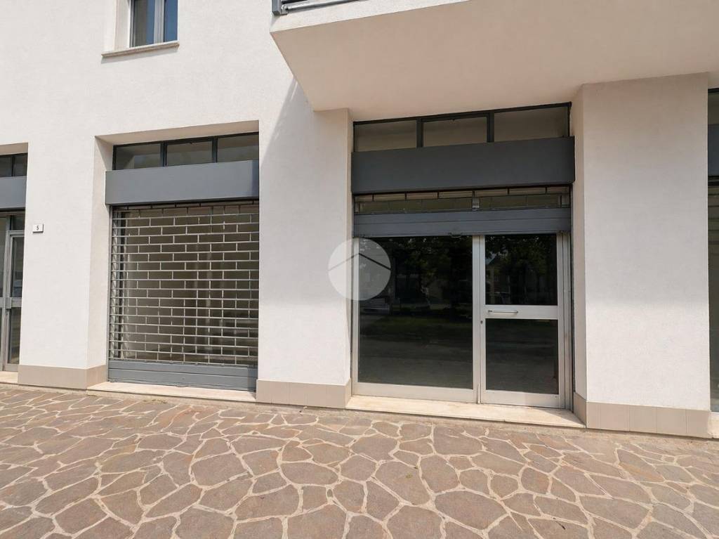 negozio in affitto a Stezzano