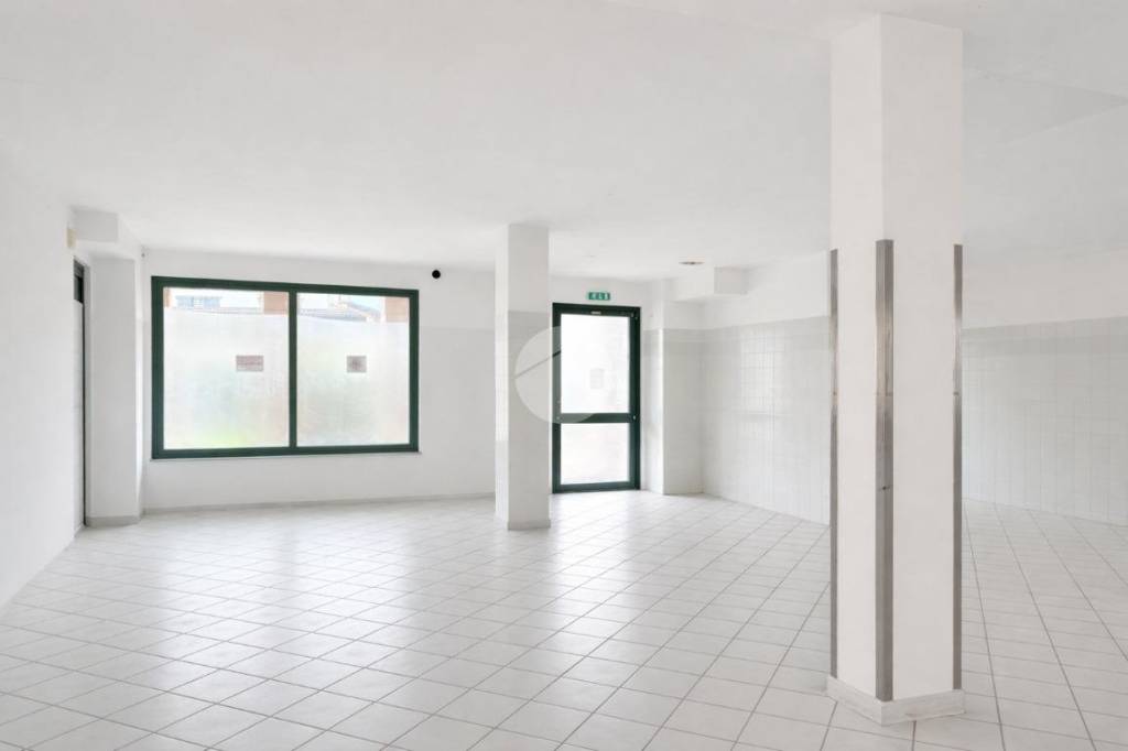 locale commerciale in affitto a Stezzano