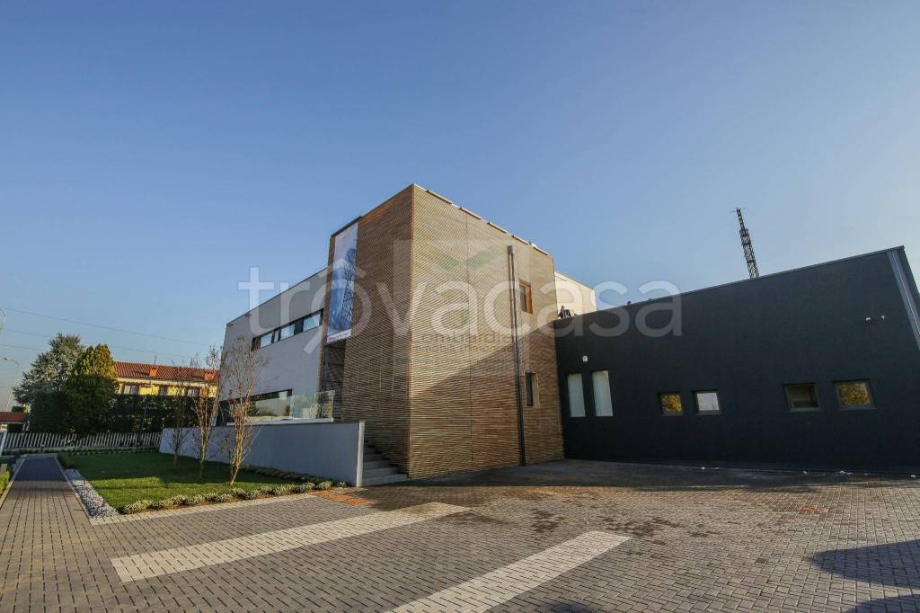 locale commerciale in affitto a Treviglio