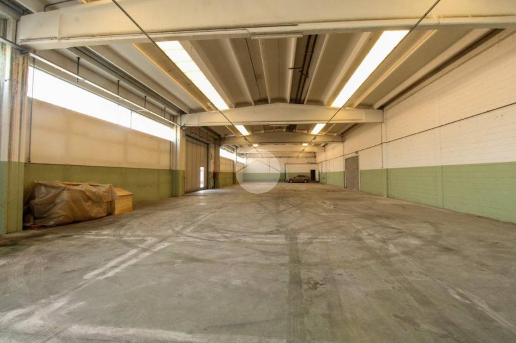 locale commerciale in affitto a Treviglio