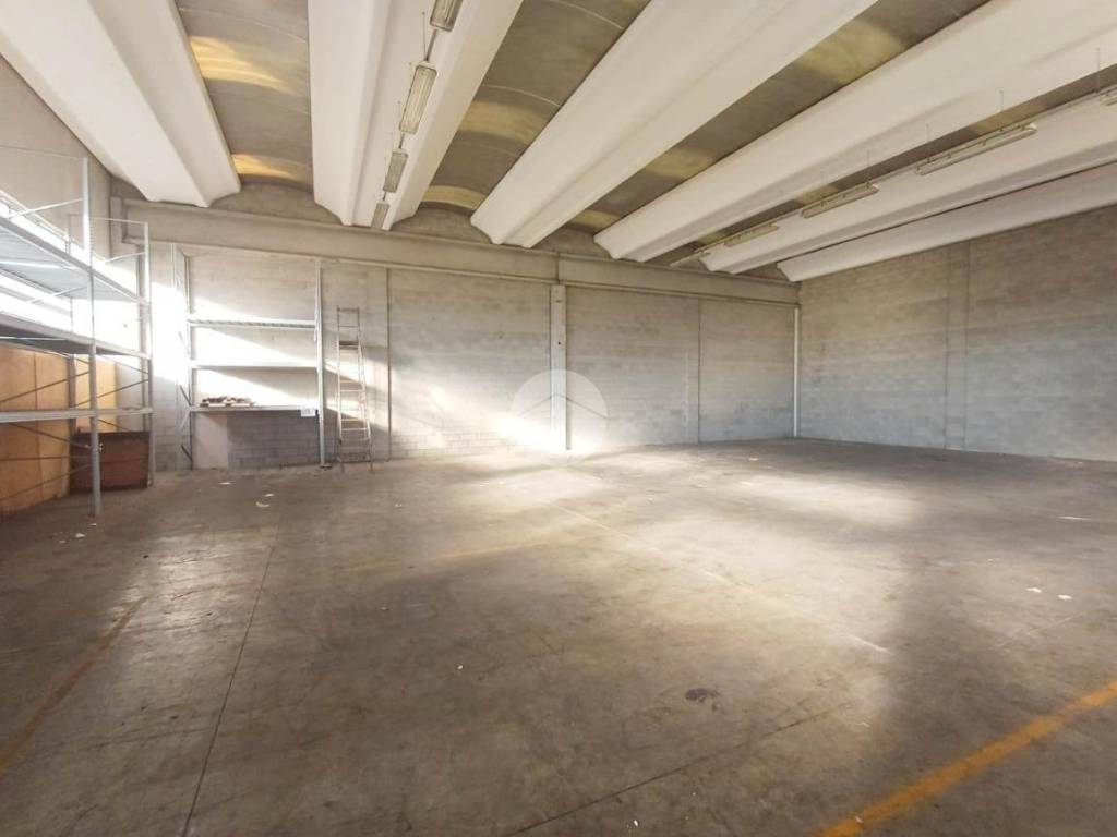 locale commerciale in affitto a Treviglio