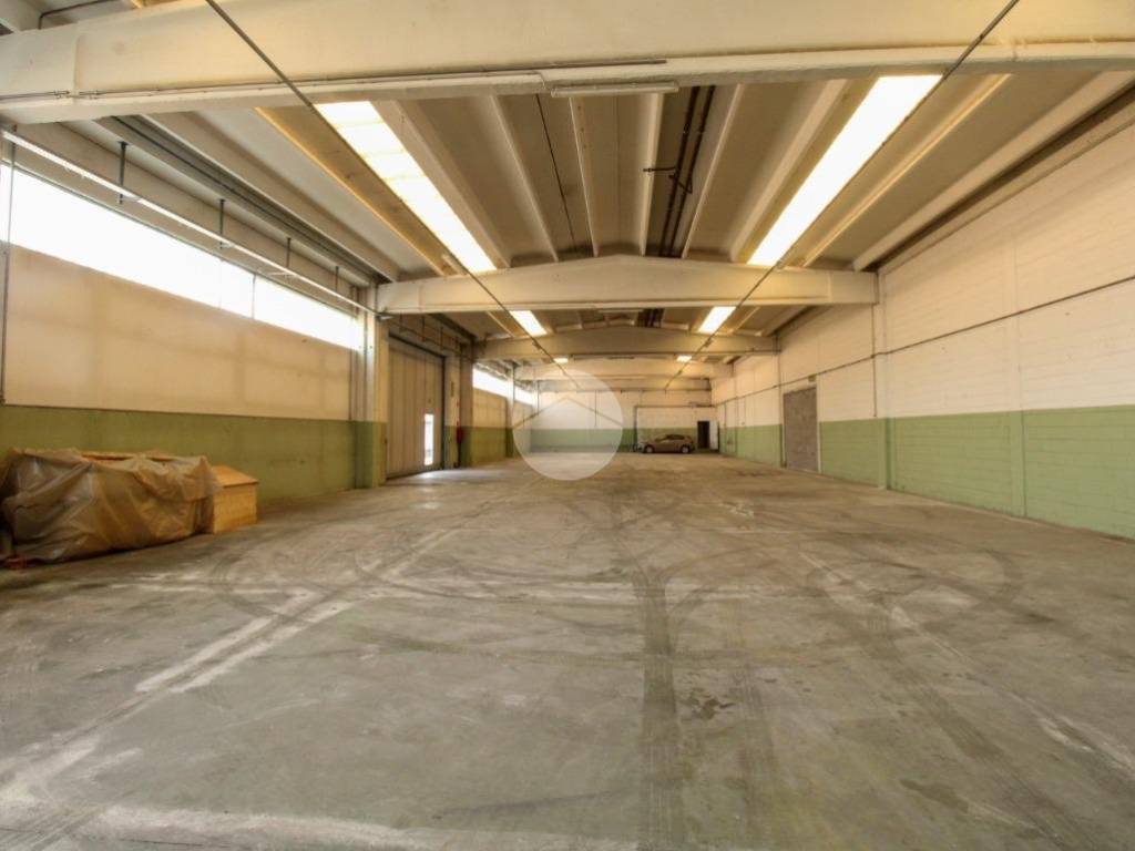 locale commerciale in affitto a Treviglio