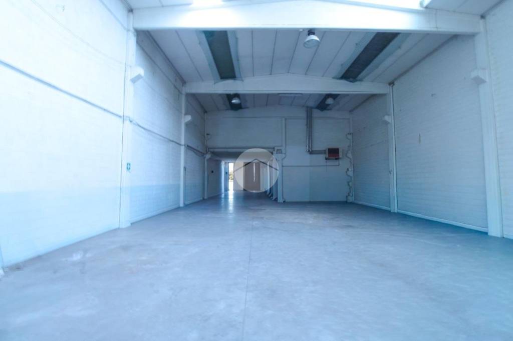 locale commerciale in affitto a Treviglio