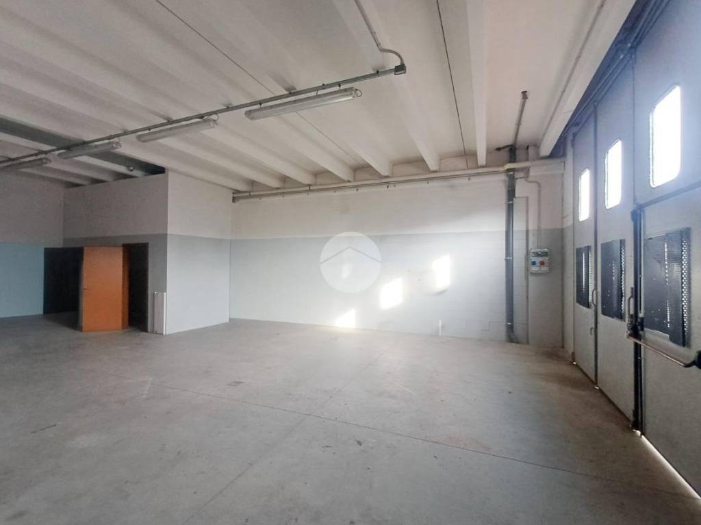 locale commerciale in affitto a Treviglio