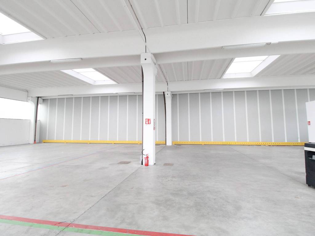locale commerciale in affitto a Treviglio