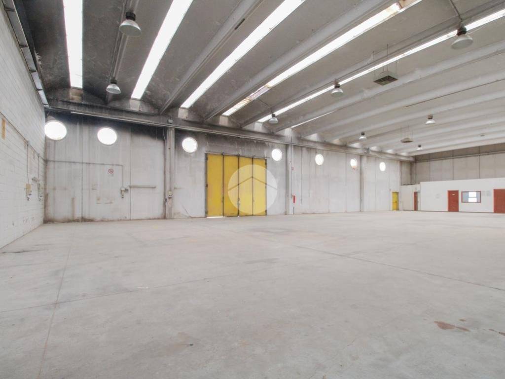 locale commerciale in affitto a Treviglio