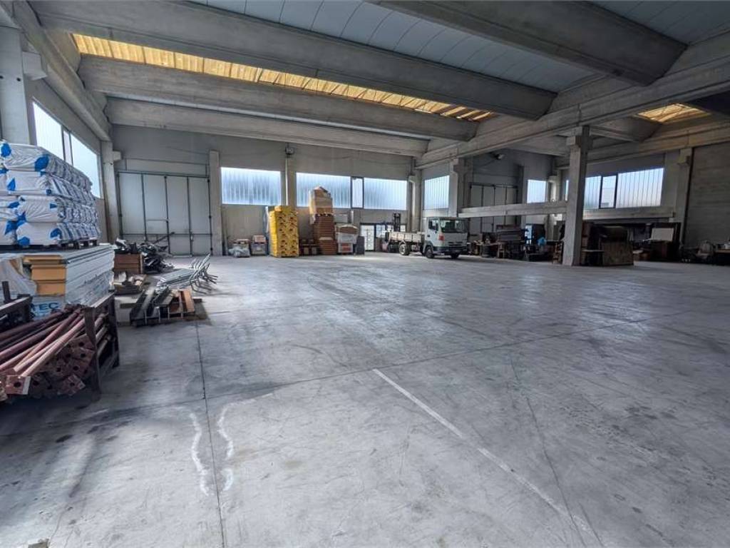 locale commerciale in affitto a Treviglio