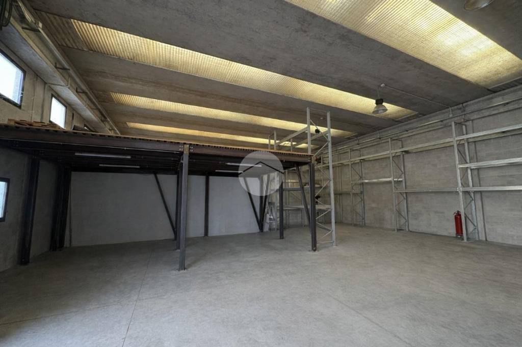 locale commerciale in affitto a Treviolo