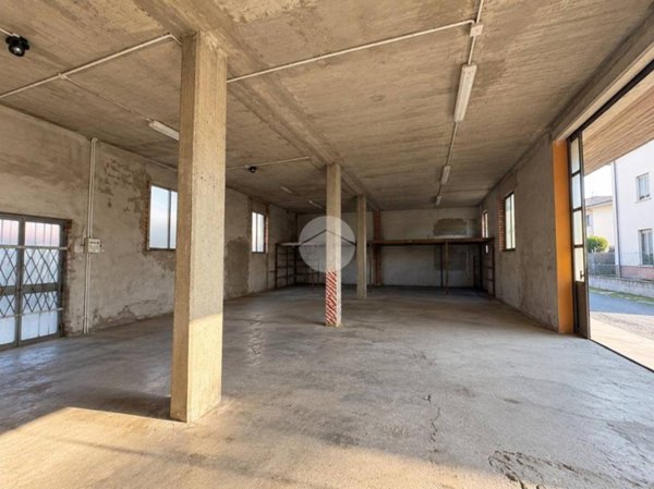 locale commerciale in affitto a Treviolo in zona Curnasco