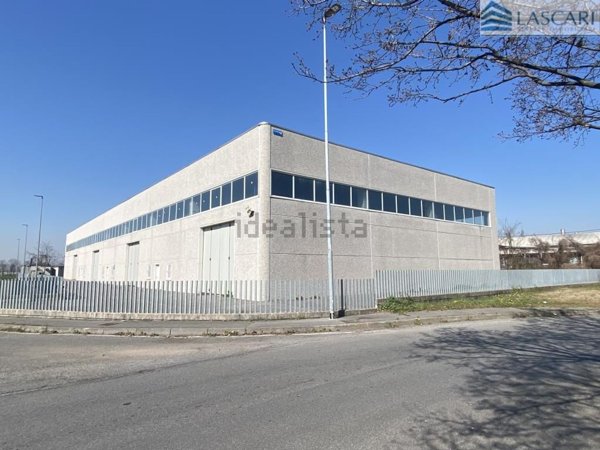 capannone in affitto ad Urgnano