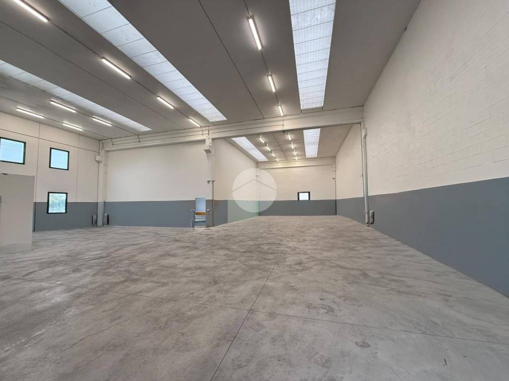 locale commerciale in affitto ad Urgnano