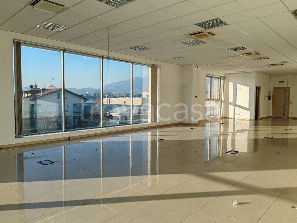 ufficio in affitto a Valbrembo in zona Scano al Brembo