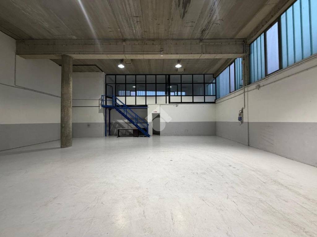 locale commerciale in affitto a Villa di Serio