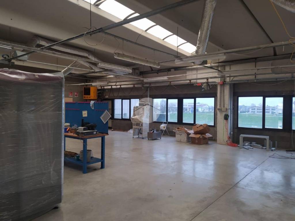 locale commerciale in affitto a Zanica