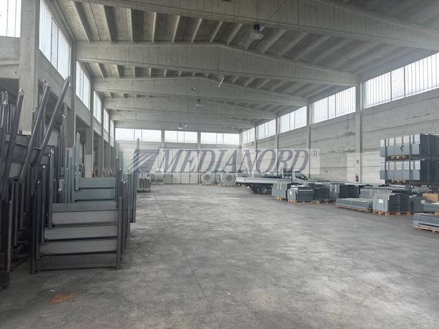 locale commerciale in affitto a Medolago
