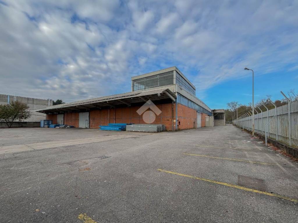 capannone in affitto a Medolago