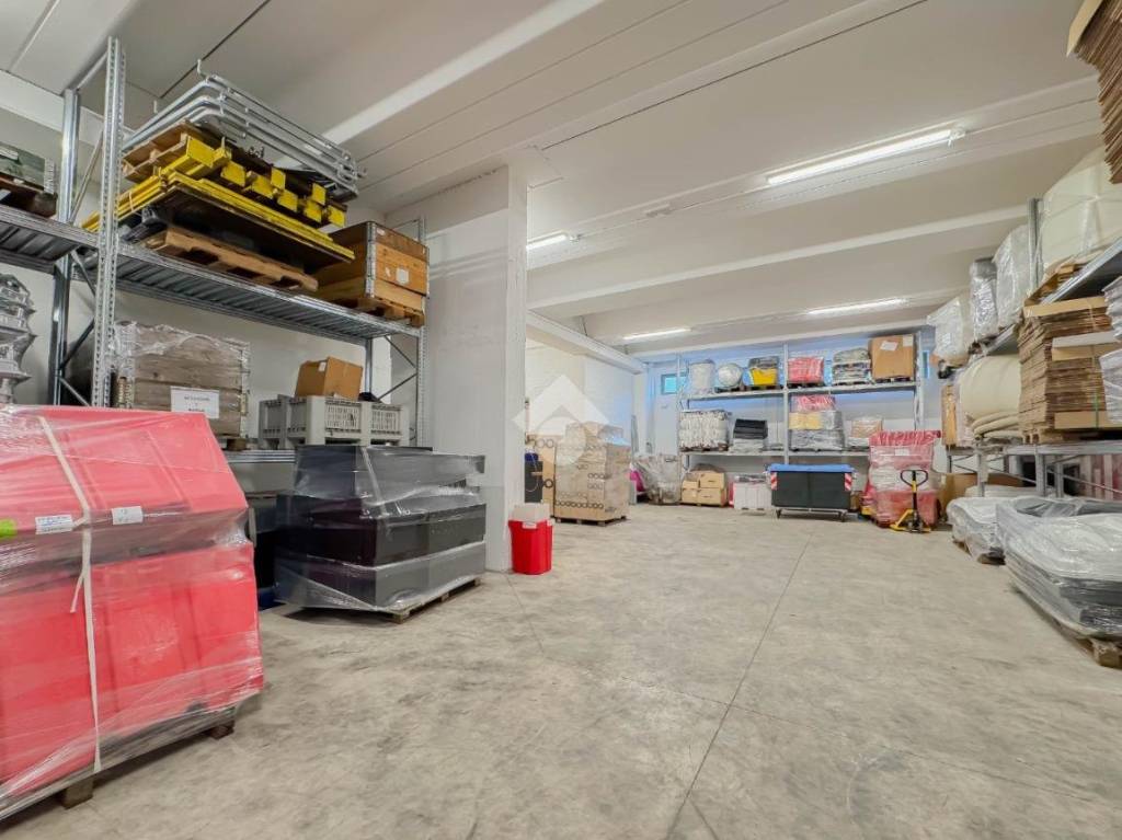 locale commerciale in affitto a Medolago