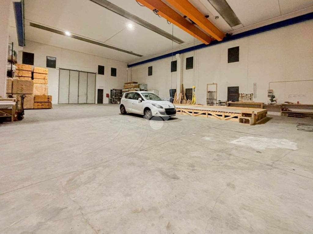 locale commerciale in affitto a Medolago in zona Torre