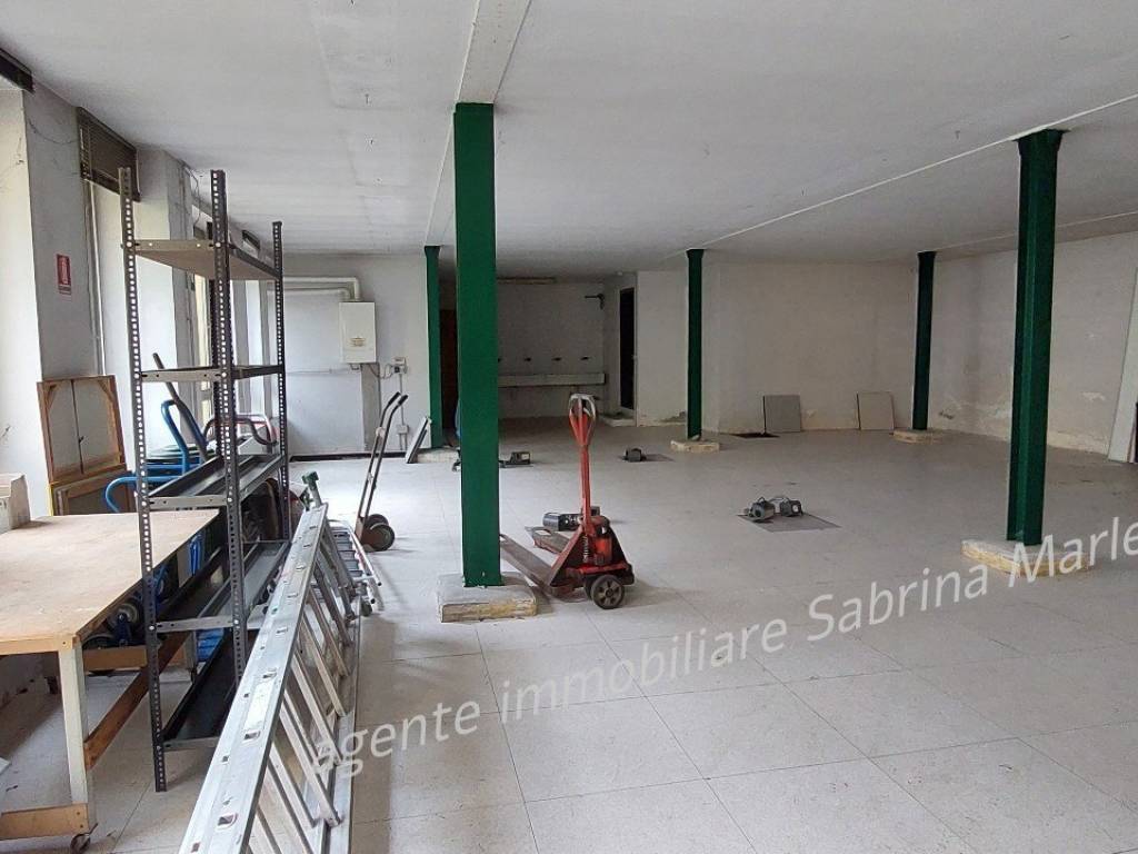 locale commerciale in affitto a Beinasco