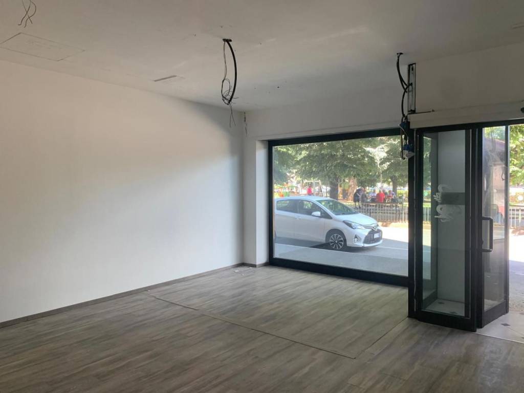 negozio in affitto a Beinasco in zona Fornaci