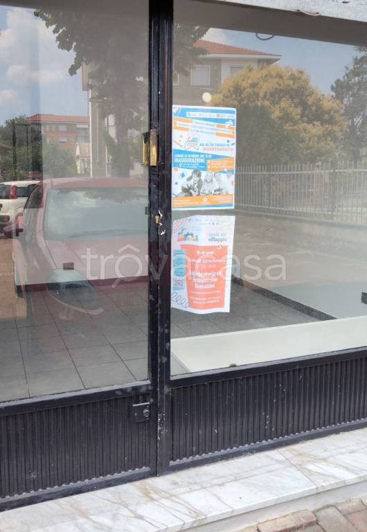 negozio in affitto a Beinasco in zona Borgaretto