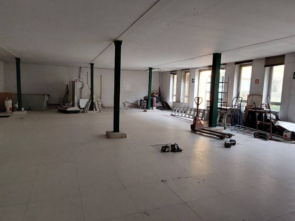 locale commerciale in affitto a Beinasco